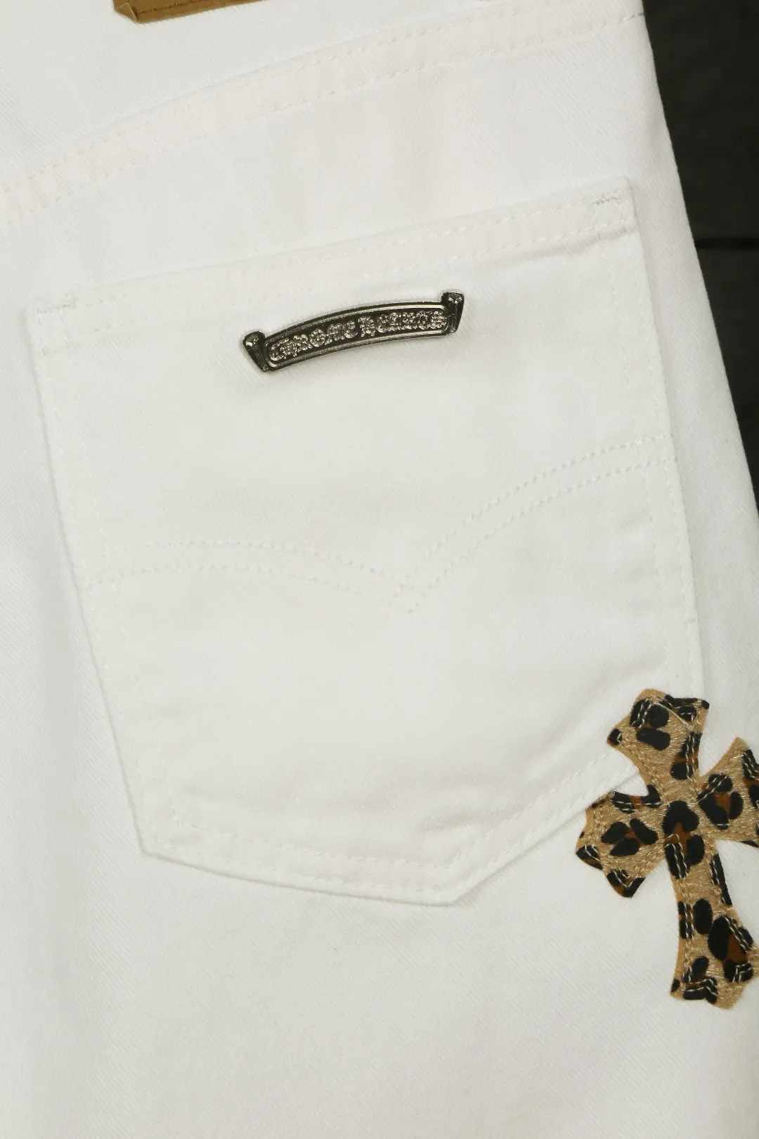 P260 Actual photo [High quality] Code: 25065# Color: pink leather/blue leather/blue leather leopard print/hand-painted leopard print Size: S/28 to The high version of the White Cow series is made of high-ounce custom-made fabrics. It is fermented and soft-colored. It is soft and thick to wear. The details are all hand-polished and made with craftsmanship. All-over jacquard fabric has a unique design style. It uses multiple processes to create a full retro feel. A niche and unique non-contrast shirt. Customized distressed spray-painted buttons. Every detail is crafted with craftsmanship.
